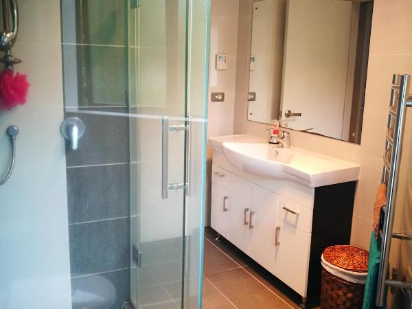 Monique's Nth Shore Prvt bthrom Air Con TV茉莉卡独立卫浴空调屋4人 : photo 6 de la chambre deluxe queen room - cherry