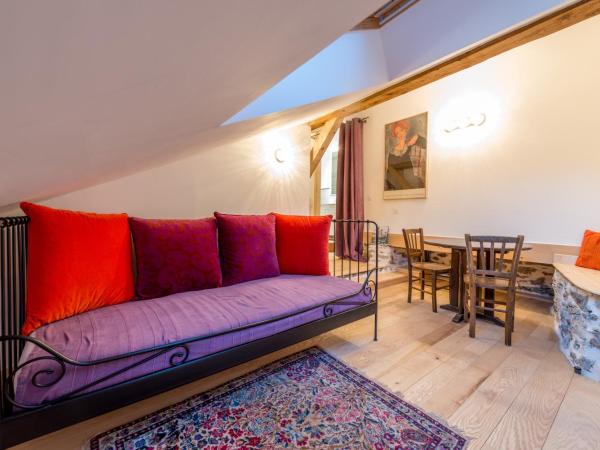 Au Cheval Blanc - appartements et chambres d'hôtes : photo 10 de la chambre chambre triple ? vue sur montagne