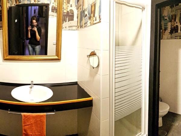 Hostels Meetingpoint : photo 3 de la chambre chambre double avec salle de bains