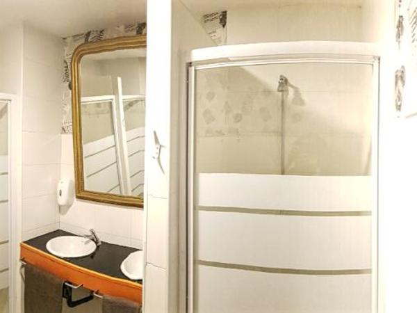 Hostels Meetingpoint : photo 3 de la chambre chambre lits jumeaux avec salle de bains commune