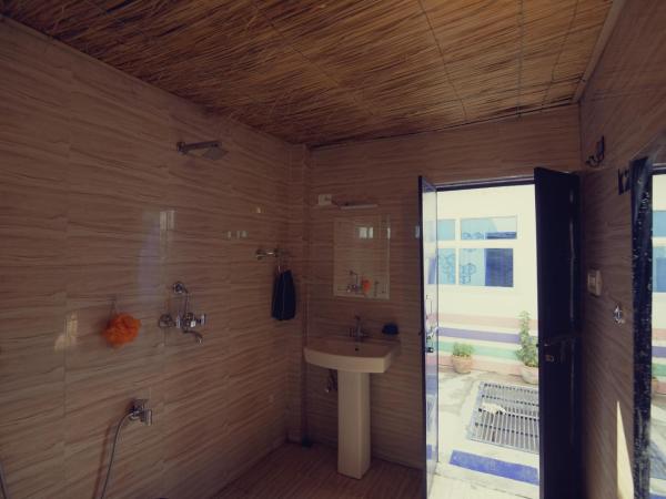 Chalo Eco Hostel : photo 8 de la chambre chambre lit queen-size avec salle de bains commune 