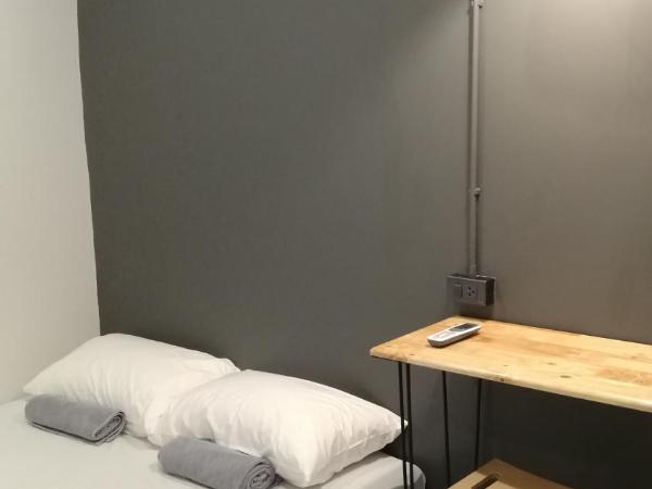 Ekanek Hostel : photo 2 de la chambre petite chambre double avec salle de bains commune - sans fenêtre