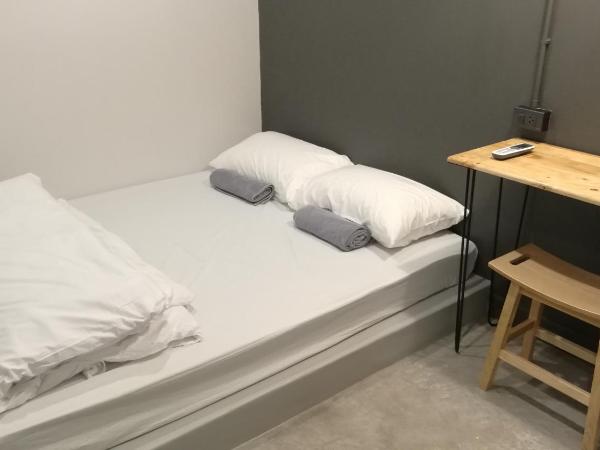 Ekanek Hostel : photo 1 de la chambre petite chambre avec lits superposés et salle de bains commune - sans fenêtre