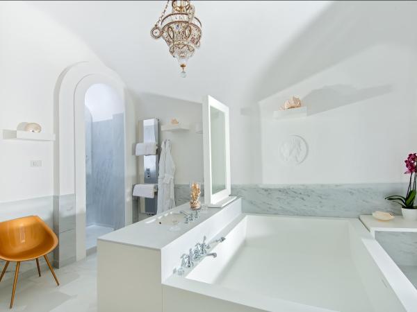 Bellevue Syrene : photo 4 de la chambre suite lit queen-size avec baignoire spa