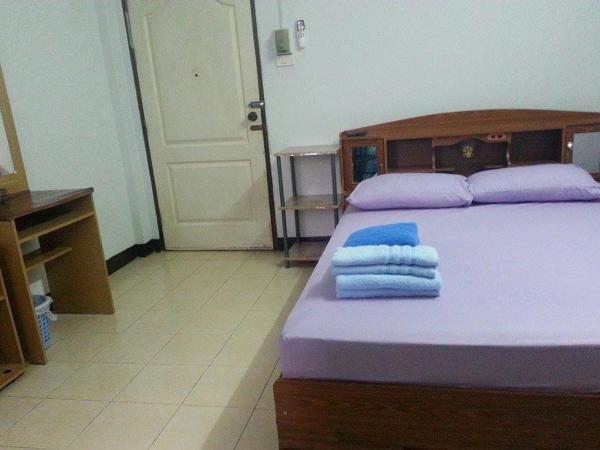 Roong-Arun Apartment : photo 5 de la chambre chambre double avec balcon