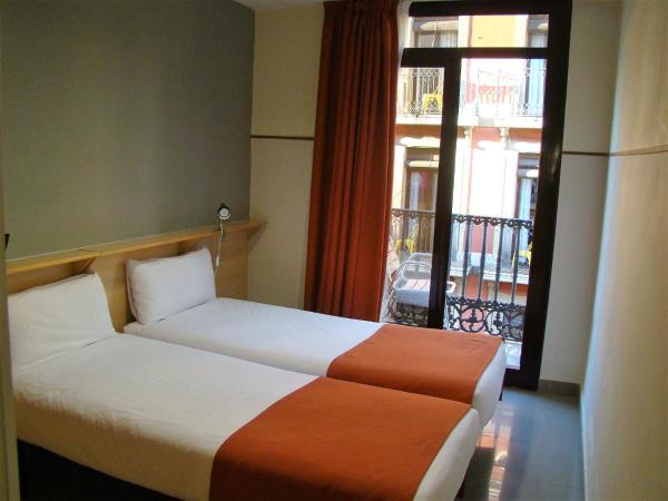 Hostal La Terrassa : photo 3 de la chambre chambre lits jumeaux avec balcon