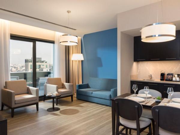 Park Inn by Radisson Istanbul Atasehir : photo 4 de la chambre suite 2 chambres avec terrasse