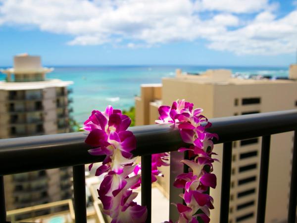 Waikiki Resort Hotel : photo 1 de la chambre chambre avec vue partielle sur l'océan
