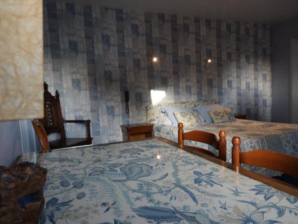 Hotel La Diligence : photo 5 de la chambre chambre triple