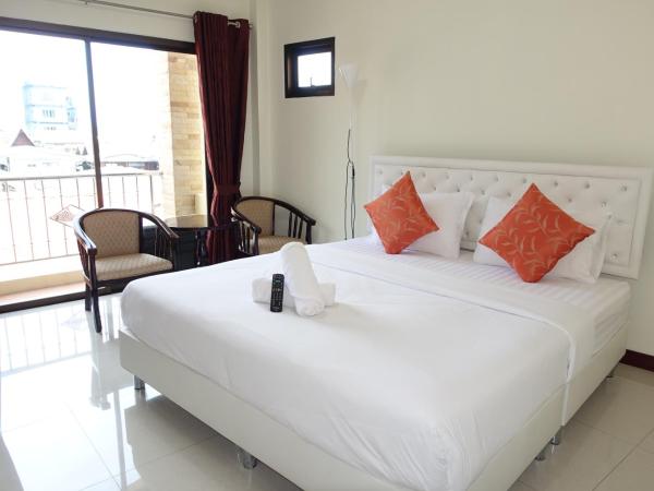 Baan Taweesuk Guest House : photo 2 de la chambre chambre double de luxe avec vue partielle sur l'océan