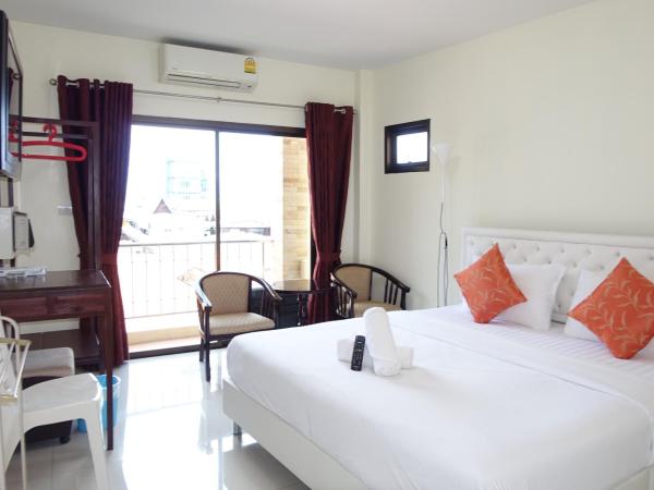 Baan Taweesuk Guest House : photo 3 de la chambre chambre double de luxe avec vue partielle sur l'océan