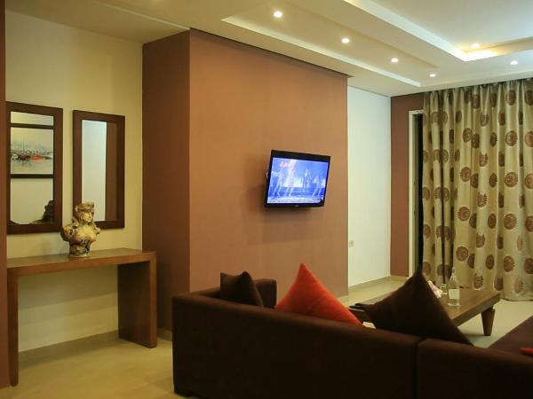 Hotel Les Palmiers : photo 1 de la chambre suite avec jacuzzi