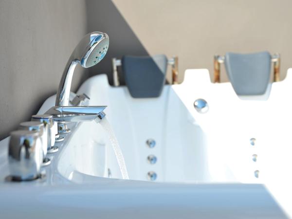 Athenian Riviera Hotel& Suites : photo 4 de la chambre chambre familiale deluxe avec jacuzzi