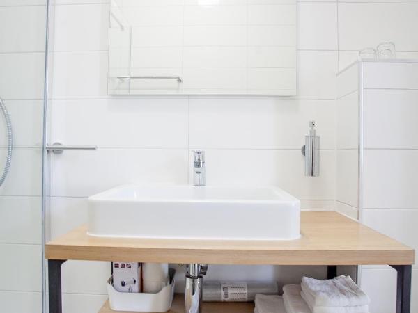 Zagreb City Vibe Apartments & Rooms : photo 10 de la chambre chambre double ou lits jumeaux avec lit d'appoint