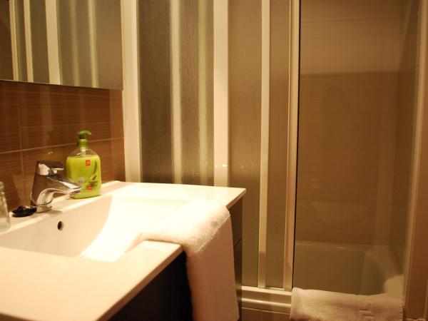 Hostal Las Flores Ramblas : photo 8 de la chambre chambre double ou lits jumeaux