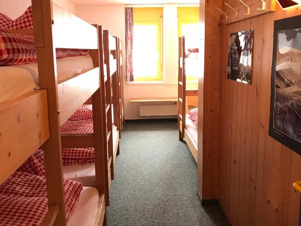 Berggasthaus First - Only Accessible by Cable Car : photo 4 de la chambre dortoir (8 personnes)
