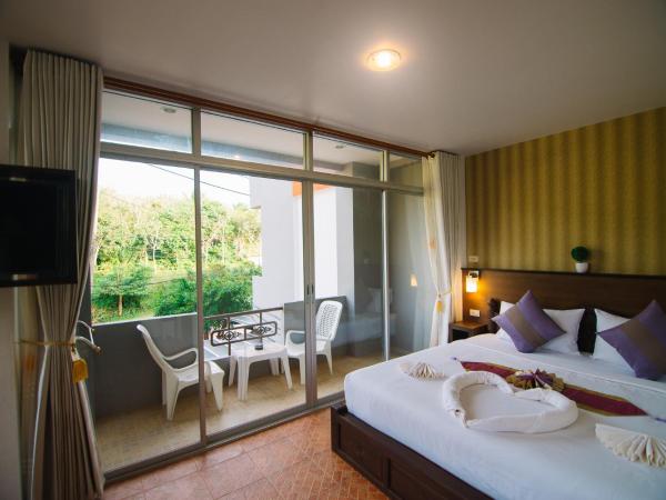 Lanta Nice Beach House : photo 8 de la chambre chambre supérieure - vue sur montagne