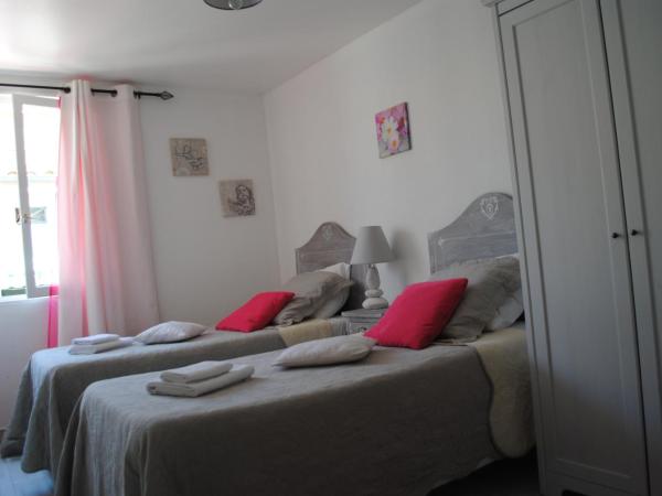 Hôtel Restaurant Le Provençal : photo 7 de la chambre chambre lits jumeaux