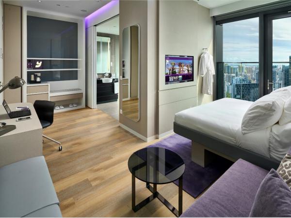 YOTEL Singapore Orchard Road : photo 7 de la chambre hébergement lit king-size première classe