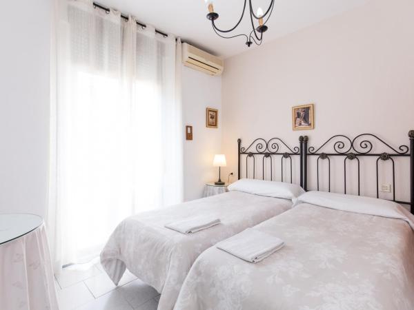 Pension Mesones : photo 7 de la chambre chambre double ou lits jumeaux avec salle de bains commune