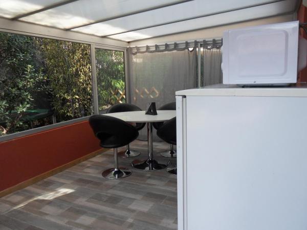 Chambres d'Hôtes de la Grone : photo 8 de la chambre chambre triple - vue sur la piscine