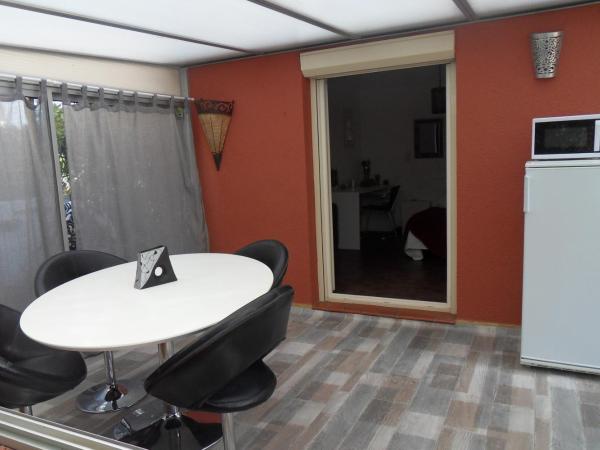 Chambres d'Hôtes de la Grone : photo 7 de la chambre chambre triple - vue sur la piscine