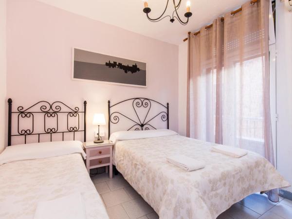 Pension Mesones : photo 5 de la chambre chambre triple avec salle de bains privative séparée