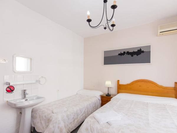 Pension Mesones : photo 8 de la chambre chambre triple avec salle de bains privative séparée