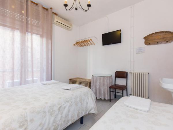 Pension Mesones : photo 7 de la chambre chambre triple basique avec salle de bains commune