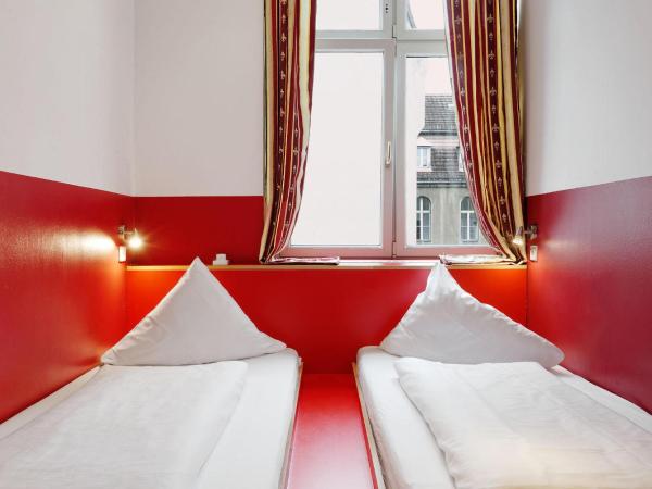 Ballhaus Berlin Hostel : photo 1 de la chambre chambre double ou lits jumeaux avec salle de bains privative