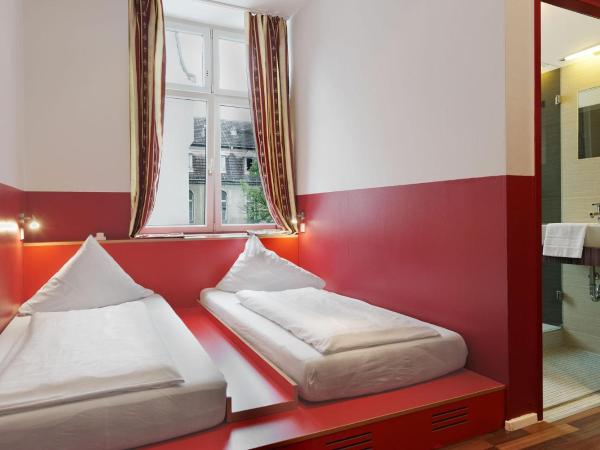 Ballhaus Berlin Hostel : photo 2 de la chambre chambre double ou lits jumeaux avec salle de bains privative