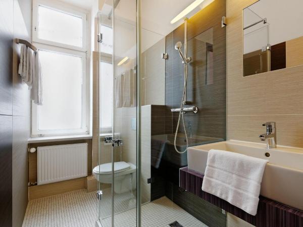 Ballhaus Berlin Hostel : photo 5 de la chambre chambre double ou lits jumeaux avec salle de bains privative