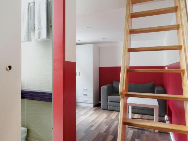 Ballhaus Berlin Hostel : photo 6 de la chambre chambre double ou lits jumeaux avec salle de bains privative