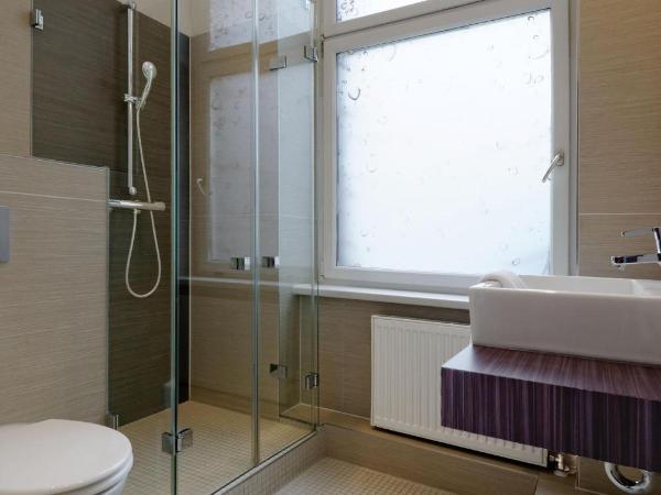 Ballhaus Berlin Hostel : photo 9 de la chambre chambre double ou lits jumeaux avec salle de bains privative