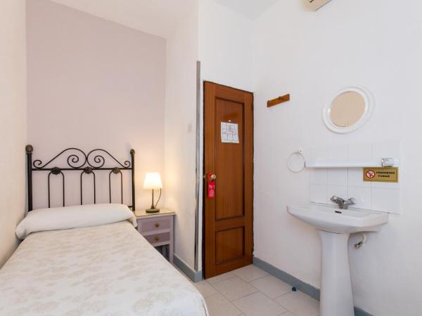 Pension Mesones : photo 7 de la chambre chambre simple avec salle de bains commune