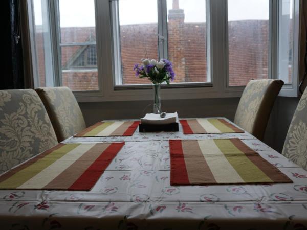 Golden Cross Guesthouse : photo 6 de la chambre chambre double avec salle de bains commune