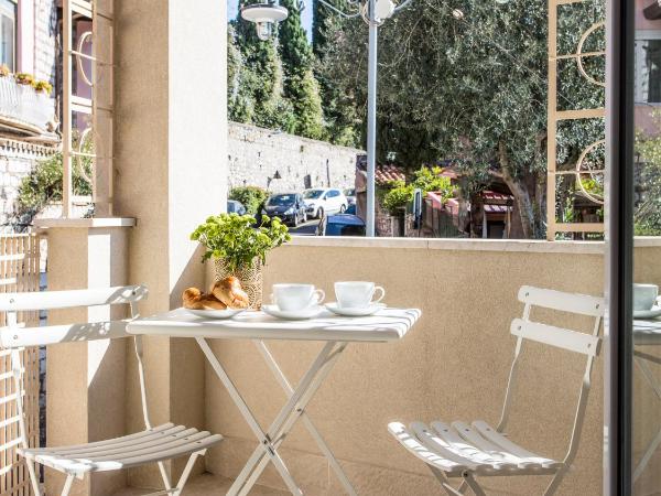 La Malandrina - Apartments & Suites : photo 6 de la chambre appartement 1 chambre de luxe avec balcon 