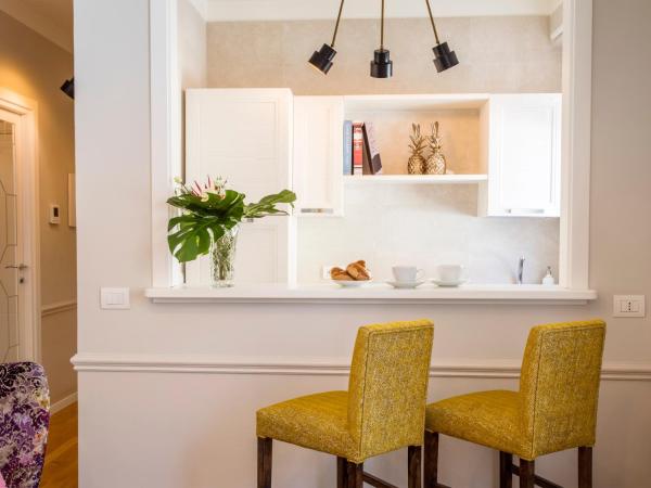 La Malandrina - Apartments & Suites : photo 10 de la chambre deux - appartements familiaux communicants avec vue sur mer 