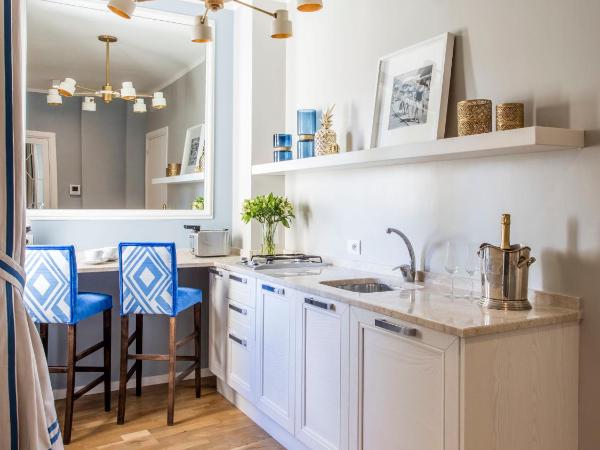 La Malandrina - Apartments & Suites : photo 6 de la chambre appartement 1 chambre avec balcon et vue sur mer