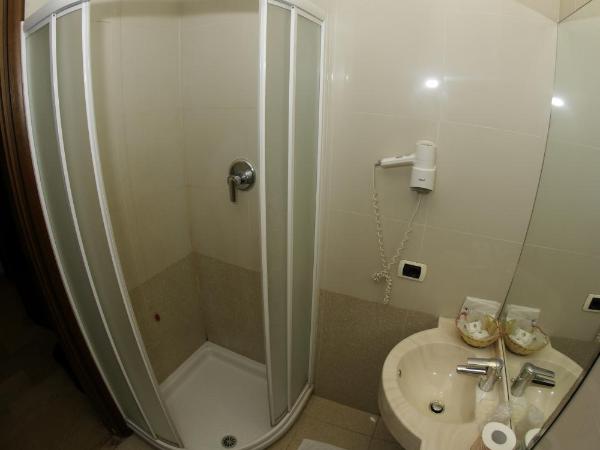 Hotel Nettuno : photo 4 de la chambre chambre triple (1 lit queen-size + 1 lit simple)