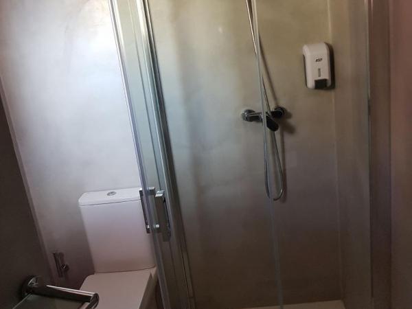 Hostal Tilos : photo 3 de la chambre chambre double ou lits jumeaux