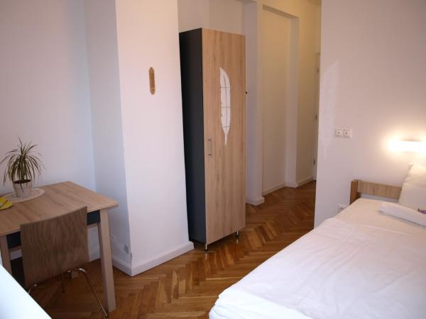 Ciszterci Szállás Pécs : photo 3 de la chambre chambre simple avec salle de bains