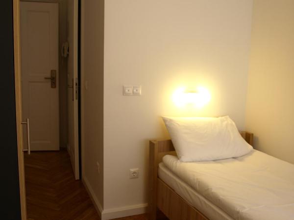 Ciszterci Szállás Pécs : photo 4 de la chambre chambre simple avec salle de bains