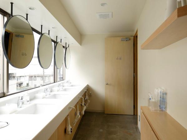 The Share Hotels Lyuro Tokyo Kiyosumi : photo 4 de la chambre chambre privée avec lits superposés et salle de bains commune - vue sur rivière