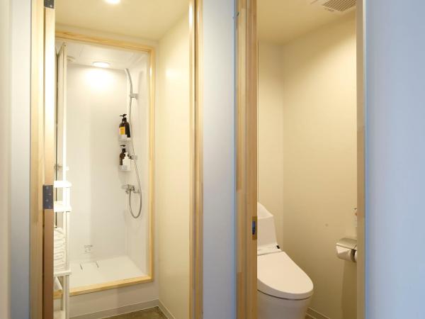 The Share Hotels Lyuro Tokyo Kiyosumi : photo 6 de la chambre chambre privée avec lits superposés et salle de bains commune - vue sur rivière