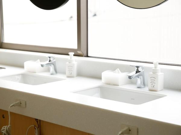 The Share Hotels Lyuro Tokyo Kiyosumi : photo 7 de la chambre chambre privée avec lits superposés et salle de bains commune - vue sur rivière