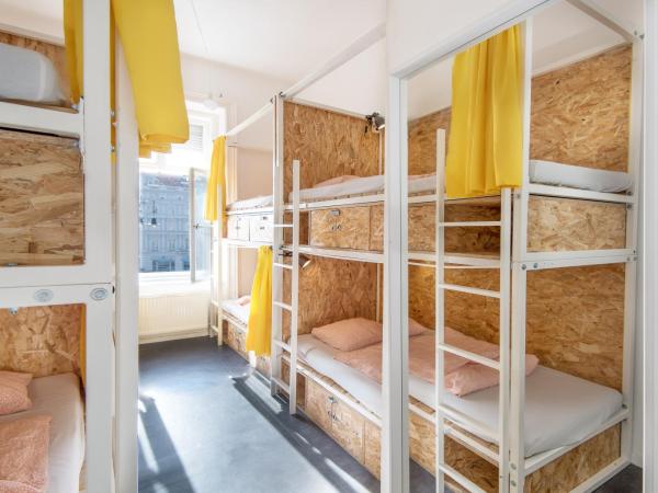 Avenue Hostel : photo 6 de la chambre lit dans dortoir mixte de 8 lits avec salle de bains privative