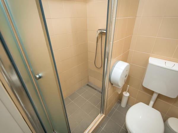 Avenue Hostel : photo 4 de la chambre lit dans dortoir de 6 lits avec salle de bains privative 