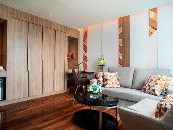 Novotel Bangkok Sukhumvit 20 : photo 5 de la chambre suite exécutive avec lit king-size