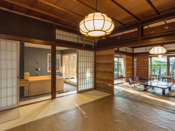 Kyoto Nanzenji Ryokan Yachiyo : photo 1 de la chambre suite de style japonais avec vue sur jardin et bain en plein air